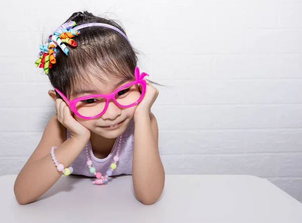 Feminino asiático criança menina posando louco triste solitário pose enquanto weari — Fotografia de Stock