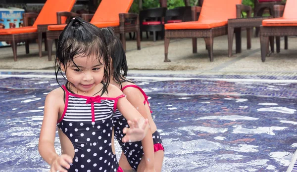Süße asiatische Kleinkinder Zwillinge beim Spielen auf Gewässern von einem Schwimmen — Stockfoto
