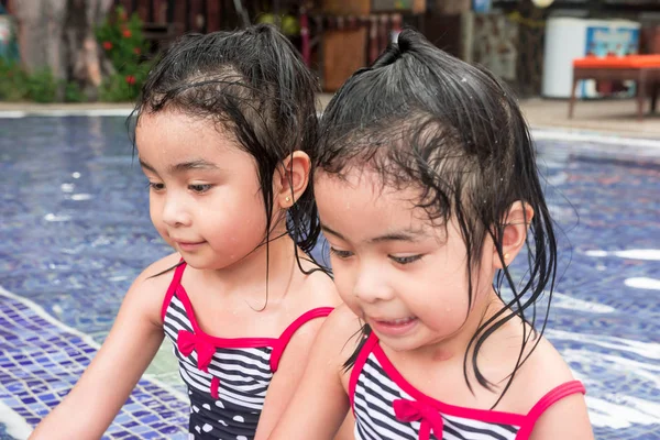 Милые азиатские малыши близнецы портрет выстрел во время игры на воде — стоковое фото