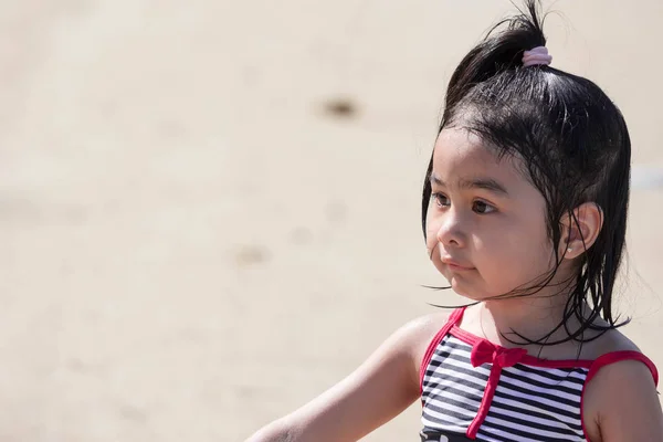 Carino asiatico femmina bambino bambino mentre giocare su sabbia e acqua — Foto Stock