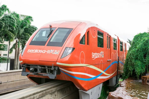 Sentosa pociąg ekspresowy podczas pracy w pobliżu Merlion Park Sento — Zdjęcie stockowe