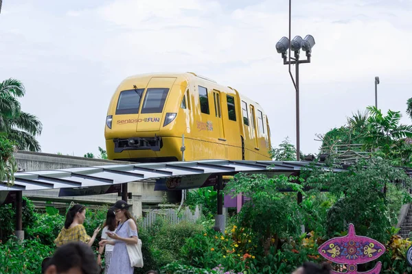 Sentosa pociąg ekspresowy podczas pracy w pobliżu Merlion Park Sento — Zdjęcie stockowe