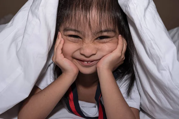 Carina bambina sul letto si svegliò la mattina nel suo letto. s — Foto Stock