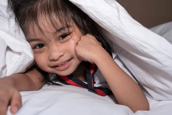 Carina bambina sul letto si svegliò la mattina nel suo letto. s — Foto Stock