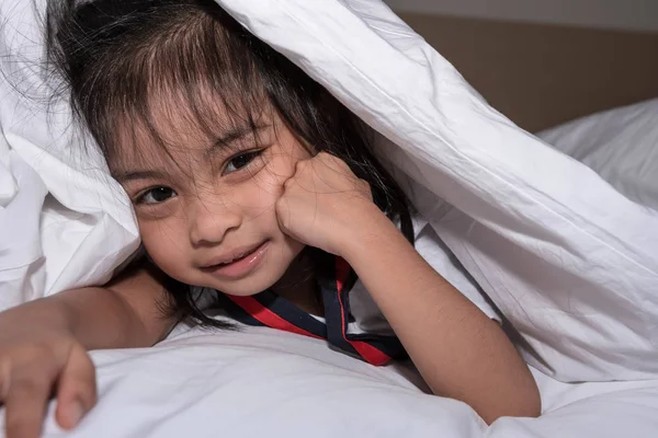 Carina bambina sul letto si svegliò la mattina nel suo letto. s — Foto Stock