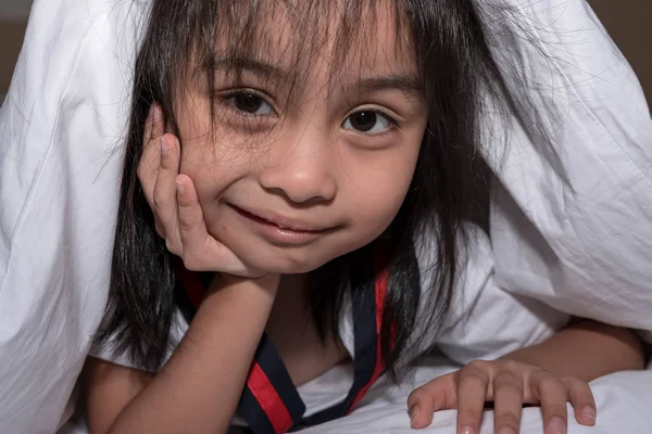 Carina bambina sul letto si svegliò la mattina nel suo letto. s — Foto Stock