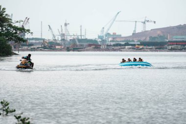 Turist jetski tarafından çekilen plaj su sporları tüp