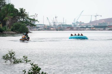 Turist jetski tarafından çekilen plaj su sporları tüp