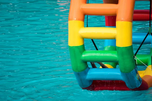 Piscina esportes aquáticos grande roda tubulação. Água colorida wh — Fotografia de Stock