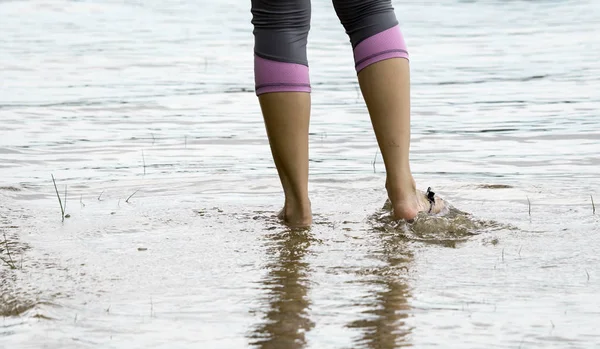 Женские ноги во время прогулки по пляжу — стоковое фото