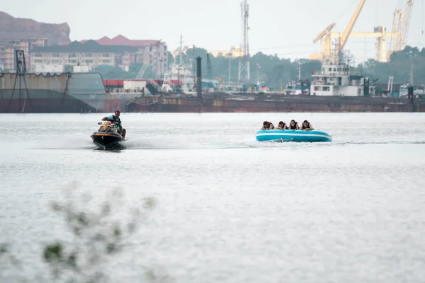 Strand vízi sportok csövet a turisztikai, hogy húzta a jetski — Stock Fotó