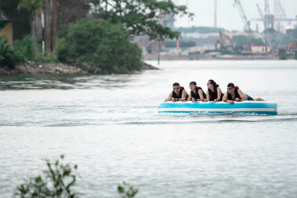 Strand vízi sportok csövet a turisztikai, hogy húzta a jetski — Stock Fotó