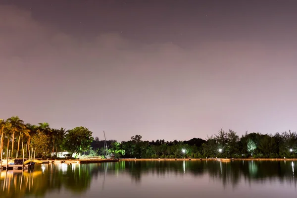 밤별과 함께 해질녘 호수와 자연의 수평전경 — 스톡 사진