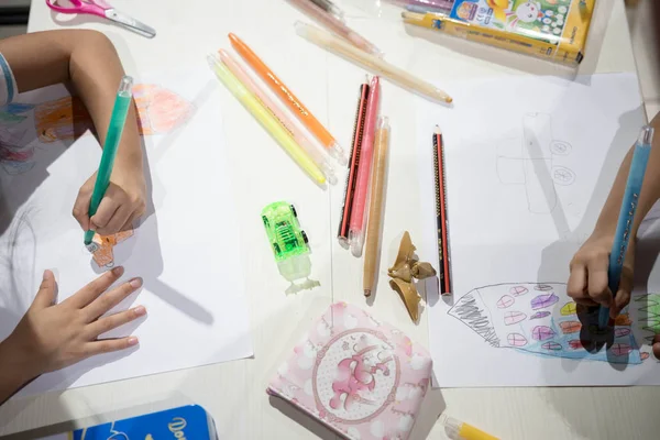 Crianças escrevendo desenho colorir no papel usando lápis de cor — Fotografia de Stock