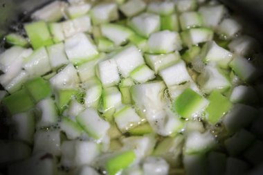 Sebze çorbası yemek yaparken. Yeşil sebze ile Çorba çok hea