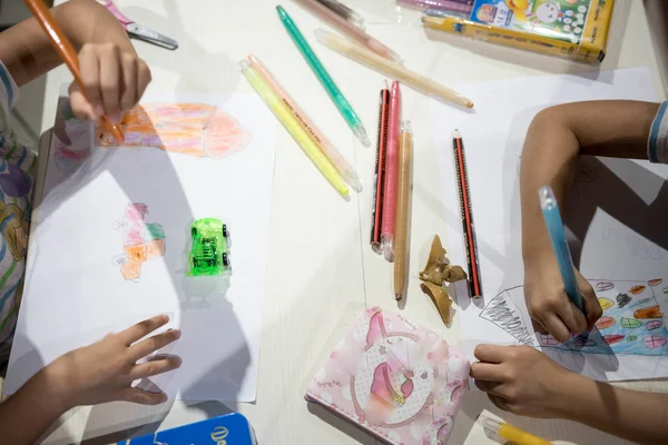 크레용을 사용하여 종이에 그림 색칠을 쓰는 어린이 — 스톡 사진