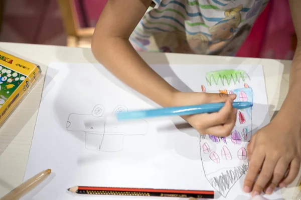 Kind schreibt Malerei auf Papier mit Buntstift — Stockfoto