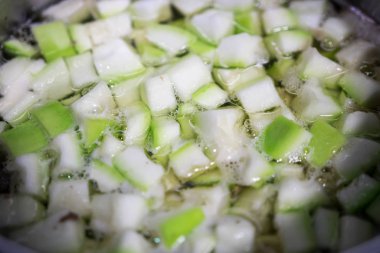 Sebze çorbası yemek yaparken. Yeşil sebze ile Çorba çok hea