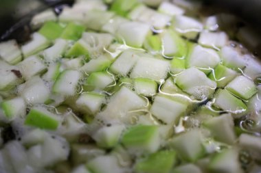 Sebze çorbası yemek yaparken. Yeşil sebze ile Çorba çok hea