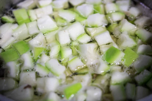 Groentesoep tijdens het koken. Soep met groene groente zeer hea — Stockfoto