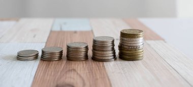 Beyaz adam izole sikke sütun artan tasarruf,