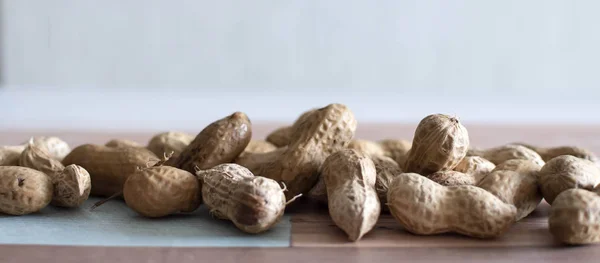 Соленые и жареные арахис сидеть на арахис еще в их сухой — стоковое фото