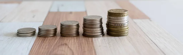 Экономия, увеличение столбцов монет изолированы на белой backgroun — стоковое фото