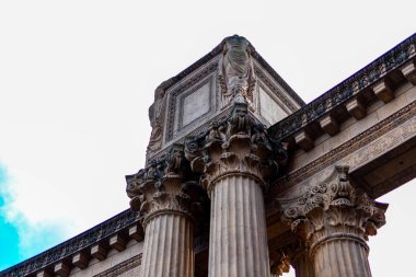 San Francisco, Kaliforniya 'daki Güzel Sanatlar Sarayı' ndan büyük taş duvarlar ve vakıf.