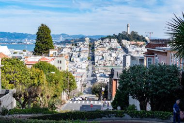 San Francisco, ABD, 30 Mart 2020: Lombard Caddesi, San Francisco, Kaliforniya 'nın doğu batı caddesi dik, bir blok kesimiyle ünlü sekiz virajlı.