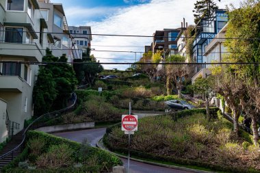 San Francisco, ABD, 30 Mart 2020: Lombard Caddesi, San Francisco, Kaliforniya 'nın doğu batı caddesi dik, bir blok kesimiyle ünlü sekiz virajlı.