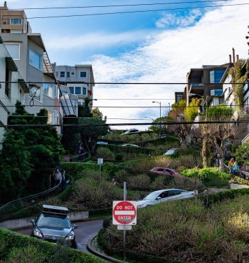 San Francisco, ABD, 30 Mart 2020: Lombard Caddesi, San Francisco, Kaliforniya 'nın doğu batı caddesi dik, bir blok kesimiyle ünlü sekiz virajlı.