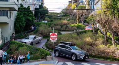 San Francisco, ABD, 30 Mart 2020: Lombard Caddesi, San Francisco, Kaliforniya 'nın doğu batı caddesi dik, bir blok kesimiyle ünlü sekiz virajlı.