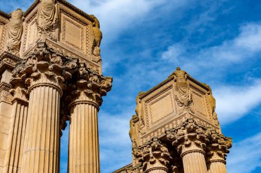 San Francisco, Kaliforniya 'daki Güzel Sanatlar Sarayı' ndan büyük taş duvarlar ve vakıf.
