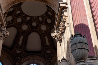 San Francisco, Kaliforniya 'daki Güzel Sanatlar Sarayı' ndan büyük taş duvarlar ve vakıf.
