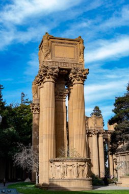 San Francisco, Kaliforniya 'daki Güzel Sanatlar Sarayı' ndan büyük taş duvarlar ve vakıf.