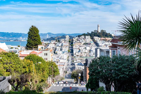 2020年3月30日米国サンフランシスコ カリフォルニア州サンフランシスコの東西通りロンバード通り8本のヘアピンターンを持つ急勾配の1ブロック区間で有名な — ストック写真