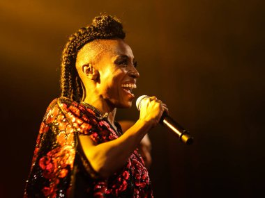 Zürih, İsviçre - 11 Mayıs 2018: Ünlü yolculuk hop grubu Morcheeba konser. Skye Edwards şarkı üzerinde 11 Mayıs 2018 yılında Zürih gece kulübü sahnede canlı.
