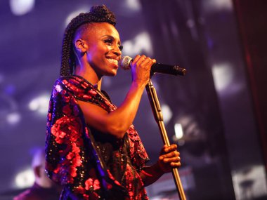 Zürih, İsviçre - 11 Mayıs 2018: Konser ünlü yolculuk hop grubu Morcheeba performans gösteren konser gece kulübü üzerinde 11 Mayıs 2018 Zürih'te sahnede.