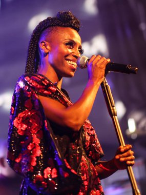 Zürih, İsviçre - 11 Mayıs 2018: Ünlü yolculuk hop grubu Morcheeba konser. Şarkıcı, Skye Edwards, canlı üzerinde 11 Mayıs 2018 yılında Zürih gece kulübü sahnede şarkı.