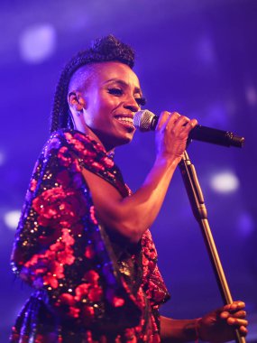 Zürih, İsviçre - 11 Mayıs 2018: Ünlü yolculuk hop grubu Morcheeba konser. Şarkıcı, Skye Edwards, canlı üzerinde 11 Mayıs 2018 yılında Zürih gece kulübü sahnede şarkı.