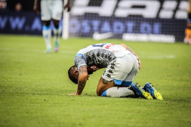 Wolfsburg, Almanya, 11 Ağustos 2018: futbolcu Lorenzo Insigne ağrı yere faul sonra bir maç sırasında 2018/2019 sezon uğrar. Michele Morrone tarafından (fotoğraf)