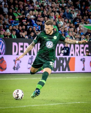 Wolfsburg, Almanya, 11 Ağustos 2018: futbol oyuncu, Daniel Ginczek #33, kick topu Ağustos 2018 bir maç sırasında. Michele Morrone tarafından (fotoğraf)