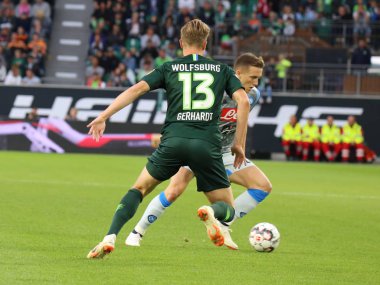 Wolfsburg, Almanya, 11 Ağustos 2018: futbolcuların Yannick Gerhardt ve Piotr Zielinski Wolfsburg Volkswagen Arena 2018-2019 sezon bir maç sırasında eylem içinde. Michele Morrone tarafindan fotograf.