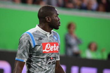 Wolfsburg, Almanya, 11 Ağustos 2018: futbol oyuncusu Kalidou Koulibaly 2018-2019 sezon yeni Ssc Napoli t-shirt ile bir maç sırasında.