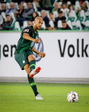 Wolfsburg, Almanya, 11 Ağustos 2018: futbolcu John Anthony Brooks kick topu Vfl Wolfsburg t-shirt üzerine 2018, 2019 sezon ile bir maç sırasında.