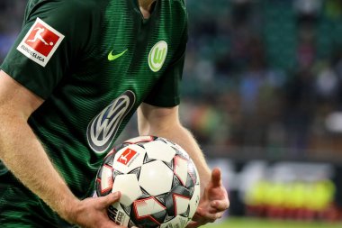 Wolfsburg, Almanya, 11 Ağustos 2018: Maximilian Arnold Vfl Wolfsburg forması ve 2018-2019 sezonu resmi bundesliga top ile. Michele Morrone tarafindan fotograf.