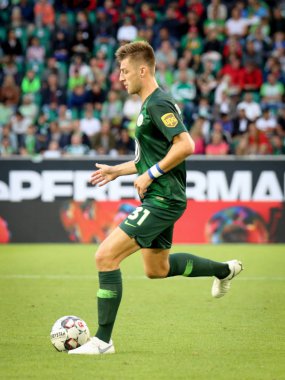 Wolfsburg, Almanya, 11 Ağustos 2018: futbol oyuncusu Robin Knoche tekme 2018-2019 sezon bir futbol maçı sırasında top. Michele Morrone tarafindan fotograf.