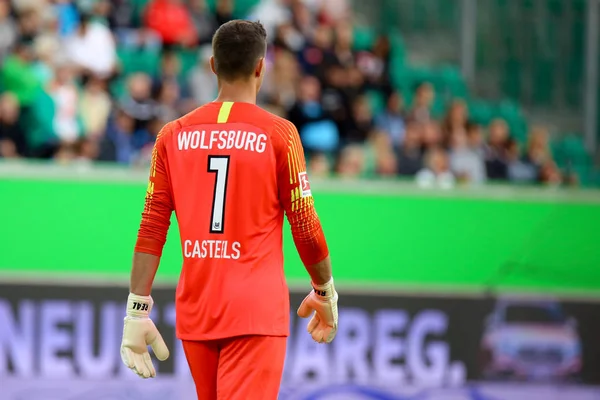 Wolfsburg, Almanya, 11 Ağustos 2018: kaleci Koen Casteels ile bir maç sırasında 1 Vfl Wolfsburg forması 2018-2019 sezon sayısı.