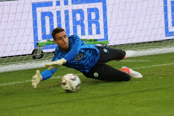 Wolfsburg, Almanya, 11 Ağustos 2018: kaleci Koen Casteels ısınma seanstan önce Vfl Wolfsburg ile bir futbol maçı sırasında.