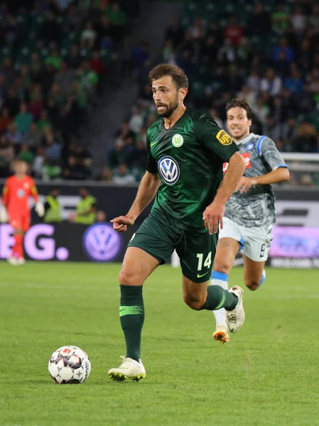 Wolfsburg, Almanya, 11 Ağustos 2018: Admir Mehmedi sırasında bir futbol maç ile futbolcu sayısı 14 Vfl Wolfsburg t-shirt üzerinde 2018, 2019 sezon.